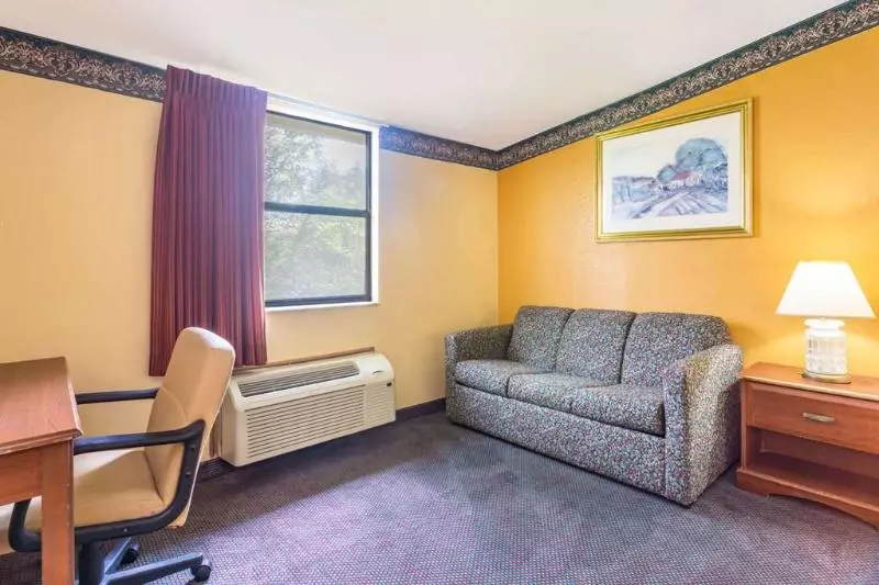 酒店 Howard Johnson By Wyndham Lake City