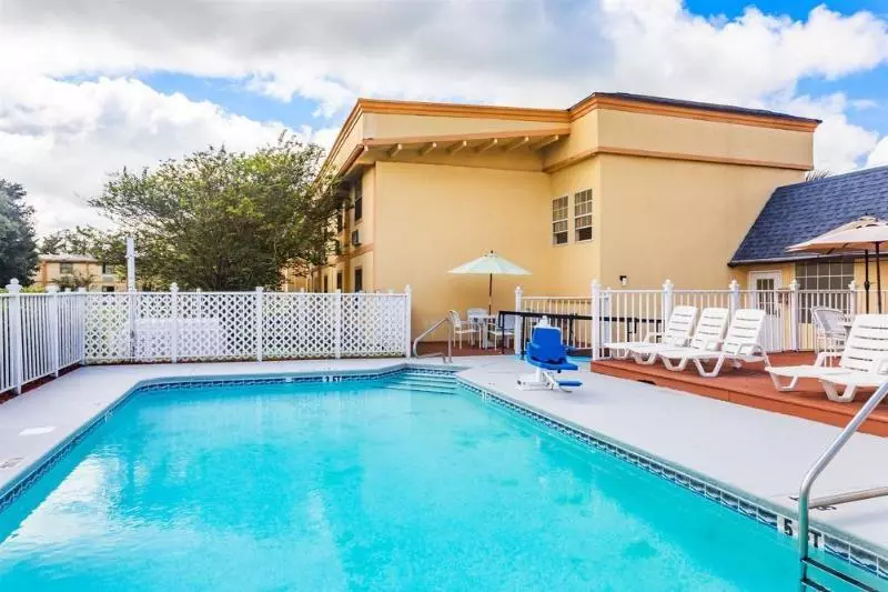 酒店 Howard Johnson By Wyndham Lake City