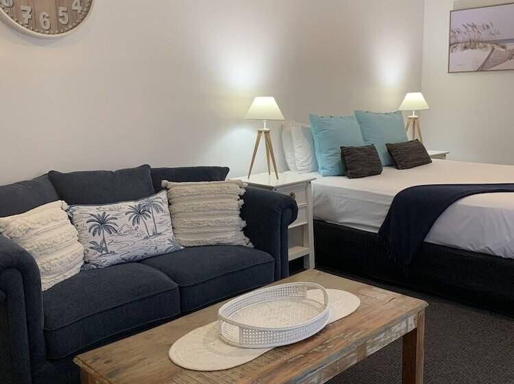 Отель The Mediterranean Port Douglas