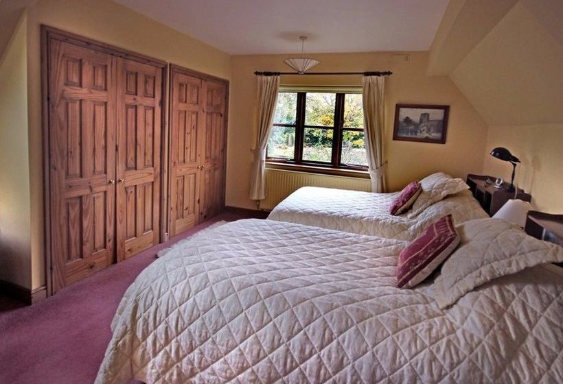 בית מלון כפרי Castle Farmhouse B & B