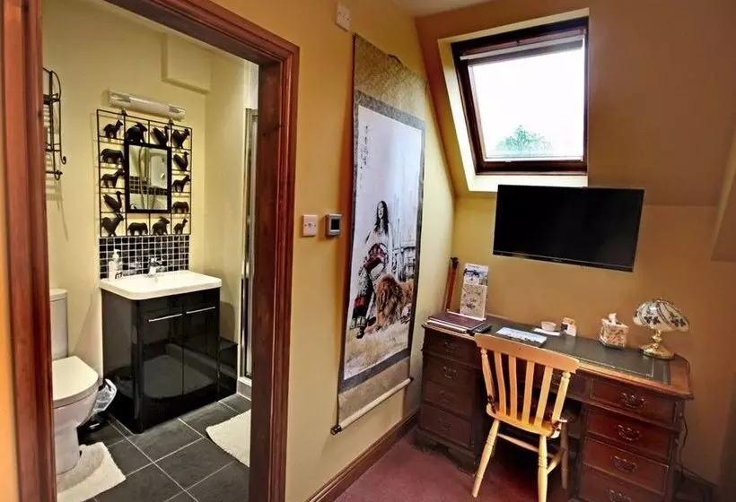 Отель Castle Farmhouse B & B