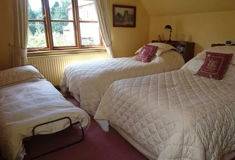 Отель Castle Farmhouse B & B