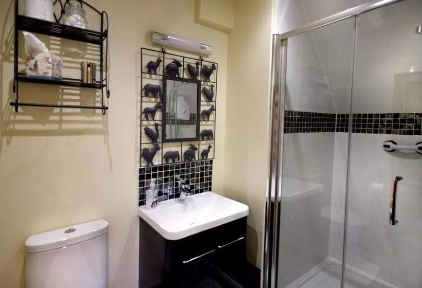 Отель Castle Farmhouse B & B