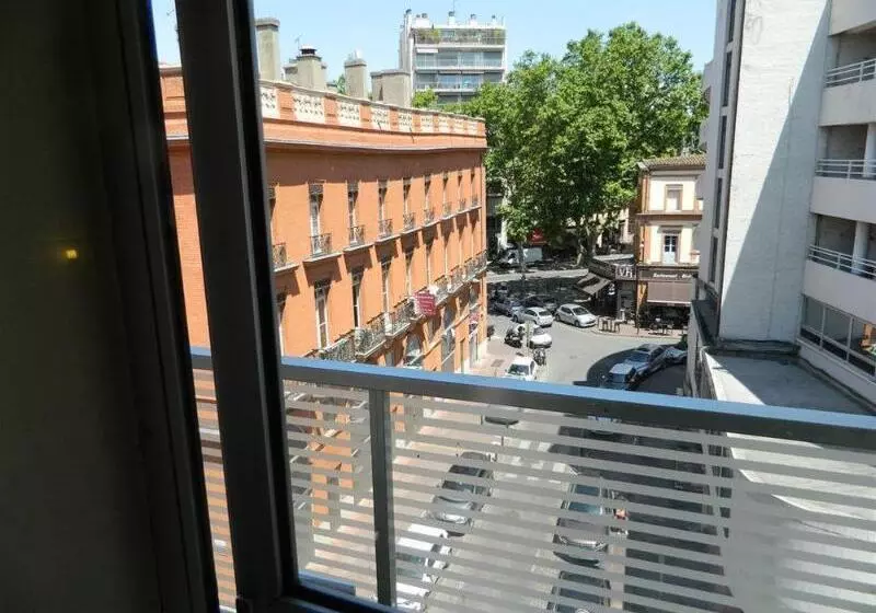 Hotel Ours Blanc  Place Victor Hugo