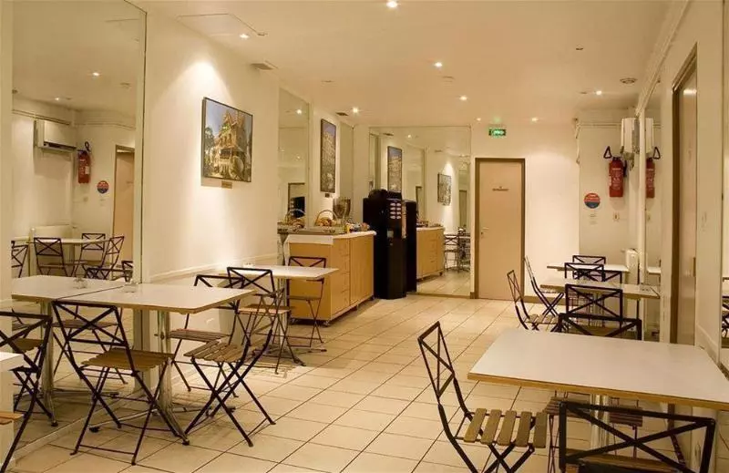 Hotel Ours Blanc  Place Victor Hugo