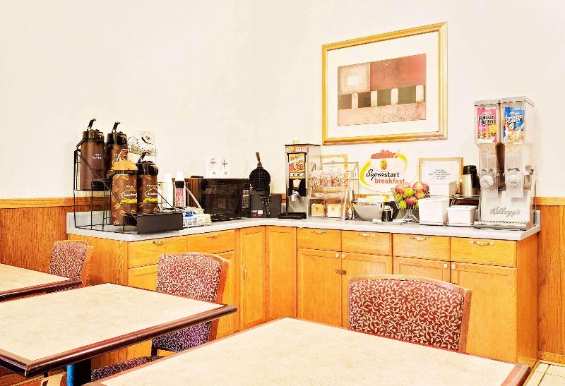 فندق Super 8 By Wyndham Marshall