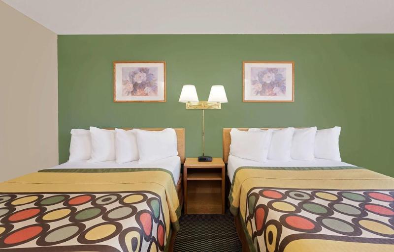 فندق Super 8 By Wyndham Marshall