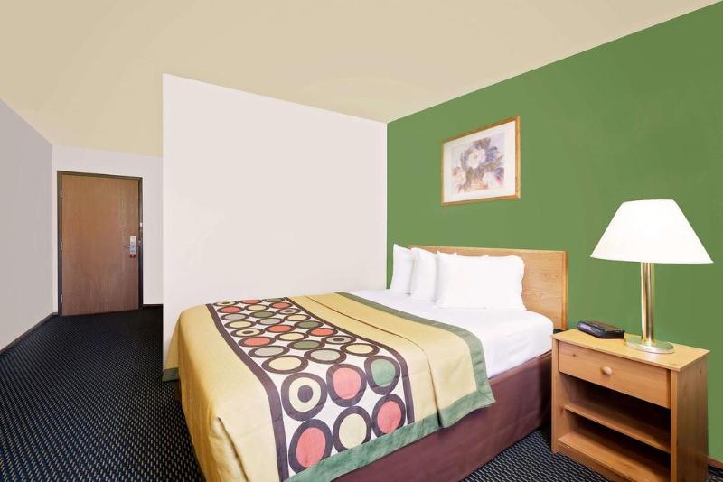 فندق Super 8 By Wyndham Marshall