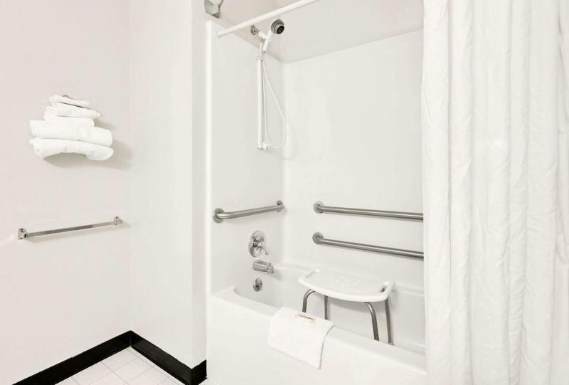 فندق Super 8 By Wyndham Marshall