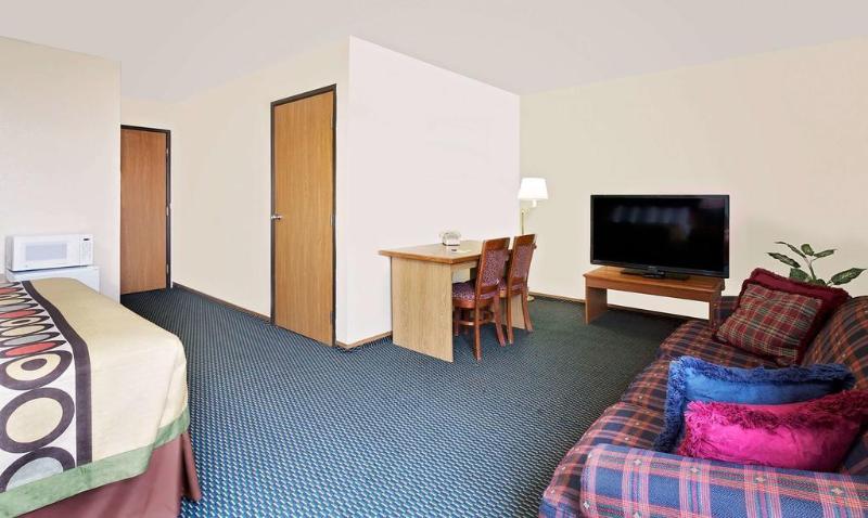 فندق Super 8 By Wyndham Marshall