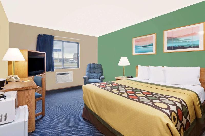 فندق Super 8 By Wyndham Marshall