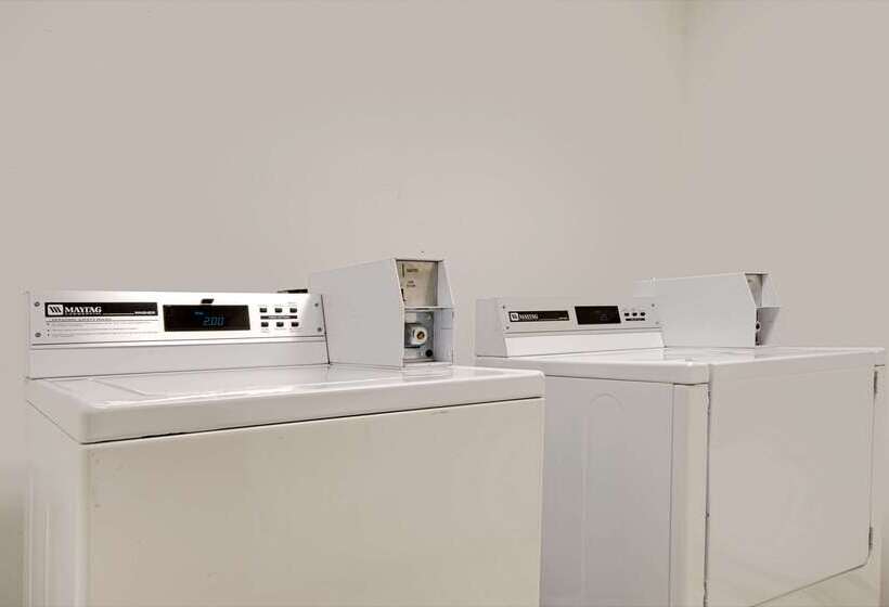 호텔 Super 8 By Wyndham Riverside/kansas City