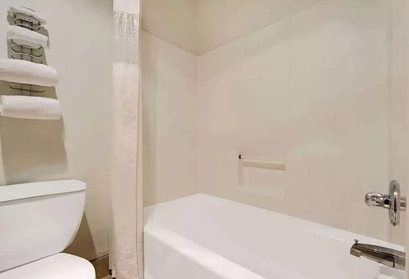 Отель Super 8 By Wyndham Riverside/kansas City