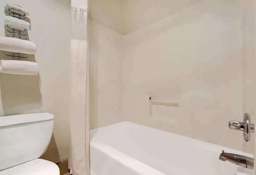 Отель Super 8 By Wyndham Riverside/kansas City