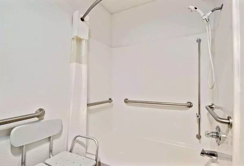 Отель Super 8 By Wyndham Riverside/kansas City