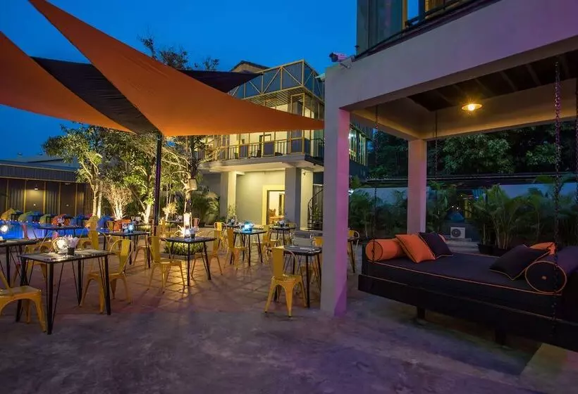 هتل White Rabbit Hostel