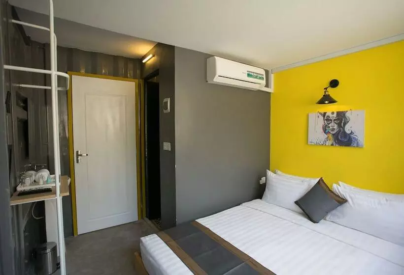 هتل White Rabbit Hostel