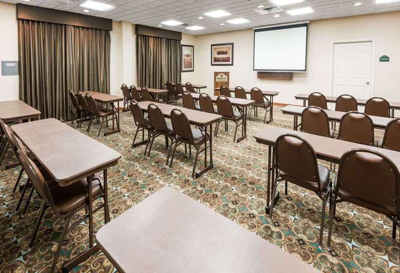 Отель Wingate By Wyndham New Braunfels