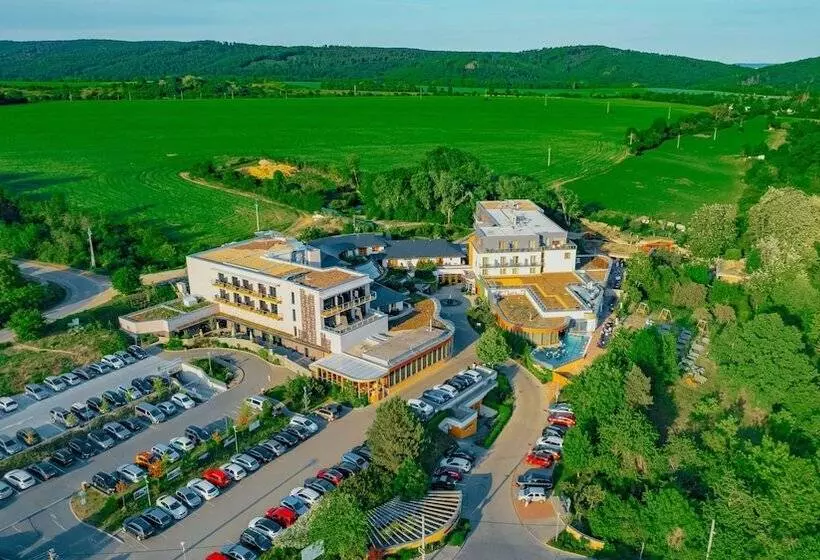 Maximus Resort