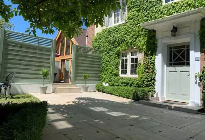 تختخواب و صبحانه The Malt House