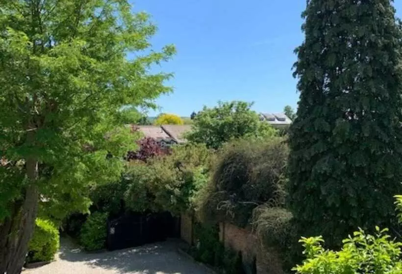 تختخواب و صبحانه The Malt House