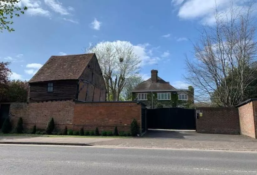 تختخواب و صبحانه The Malt House