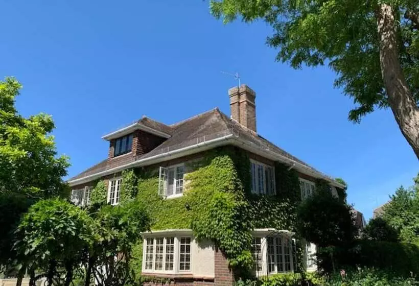 تختخواب و صبحانه The Malt House