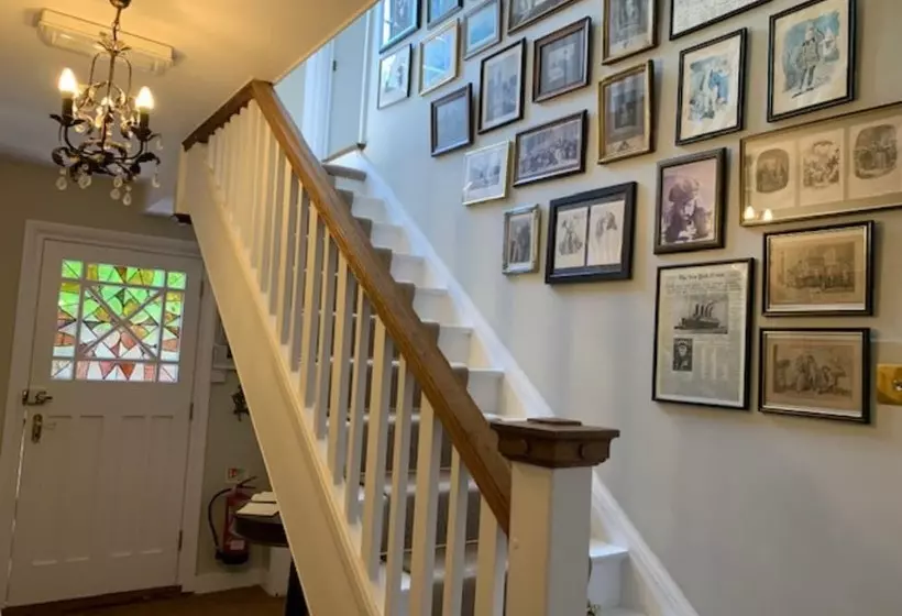 تختخواب و صبحانه The Malt House