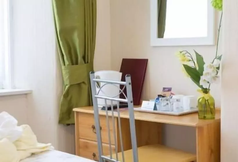 هتل The Firs Bed And Breakfast