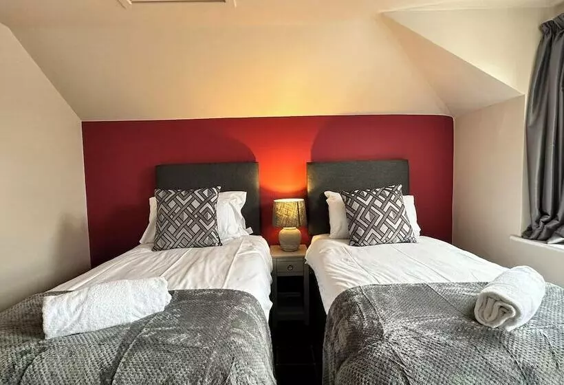 בית מלון כפרי The Prince Albert Pub &