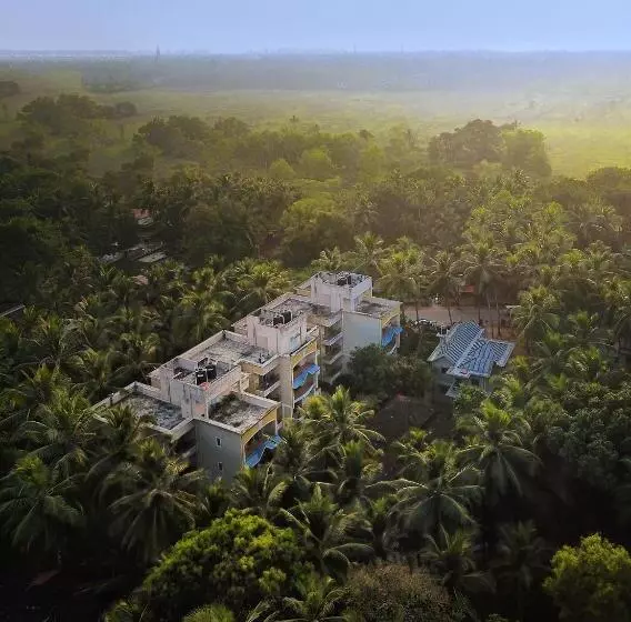 Treehouse Blue Hotel & Serviced Apartments