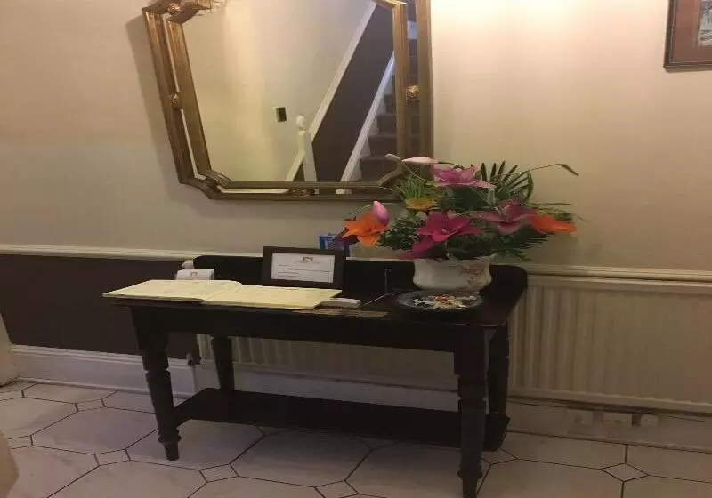 تختخواب و صبحانه Gillygate Guest House