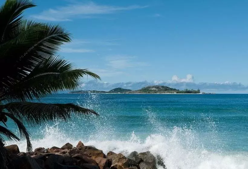 Отель Castello Beach