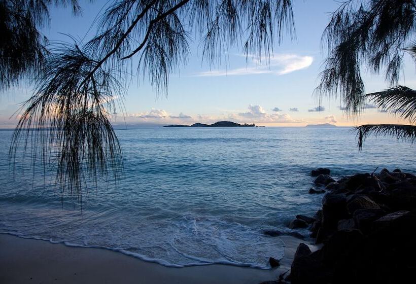 Отель Castello Beach