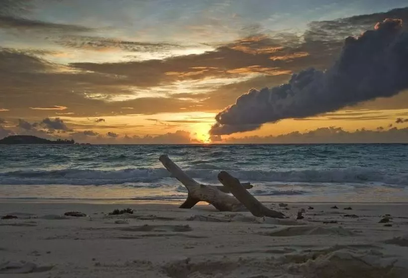 Отель Castello Beach