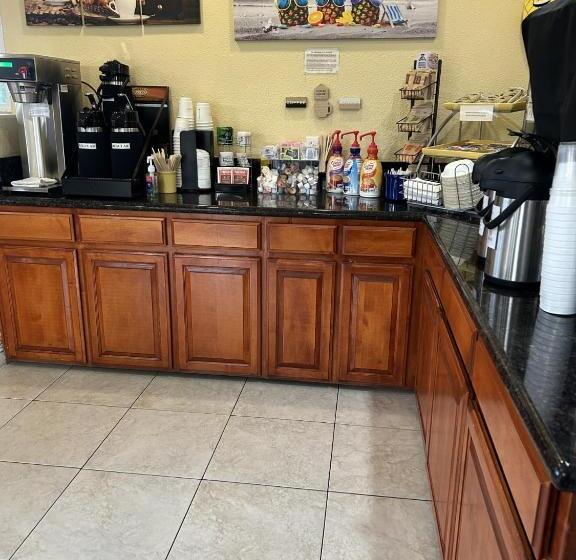 בית מלון כפרי Days Inn By Wyndham Turlock