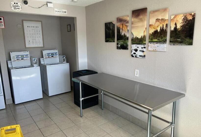 בית מלון כפרי Days Inn By Wyndham Turlock