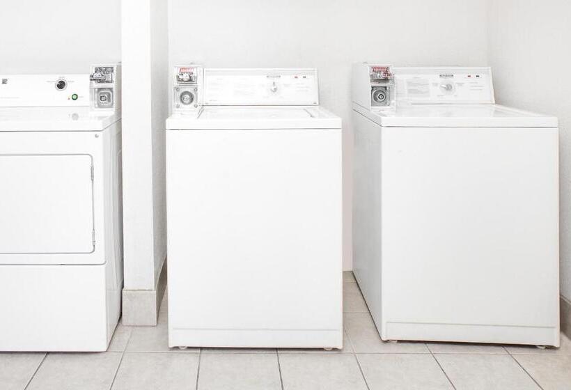 בית מלון כפרי Days Inn By Wyndham Turlock