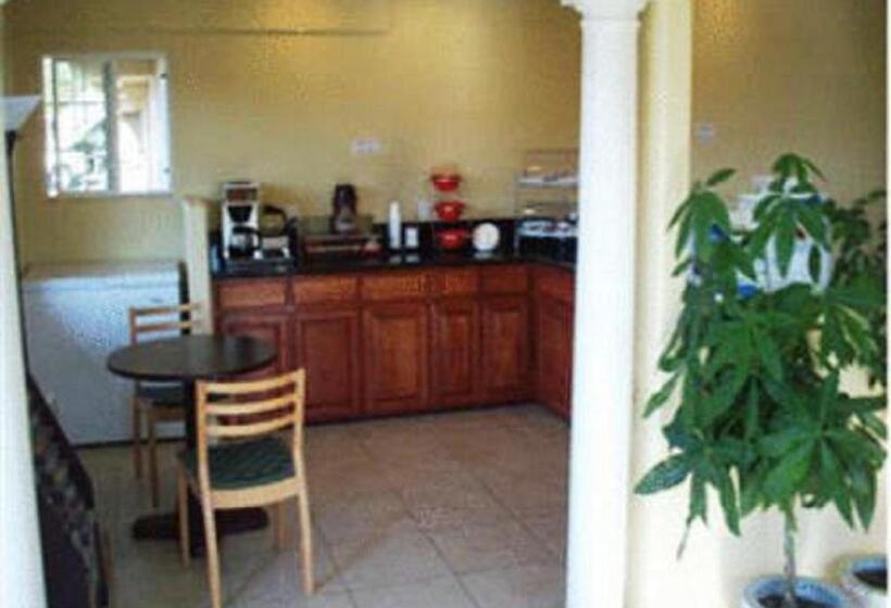 בית מלון כפרי Days Inn By Wyndham Turlock