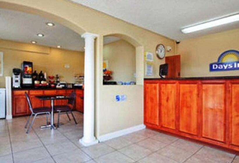 בית מלון כפרי Days Inn By Wyndham Turlock