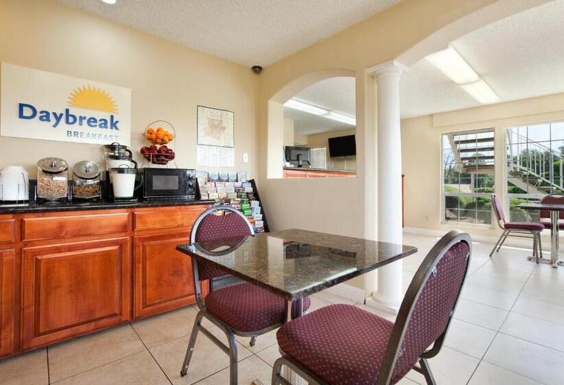 בית מלון כפרי Days Inn By Wyndham Turlock