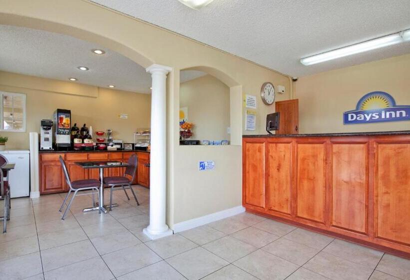 בית מלון כפרי Days Inn By Wyndham Turlock