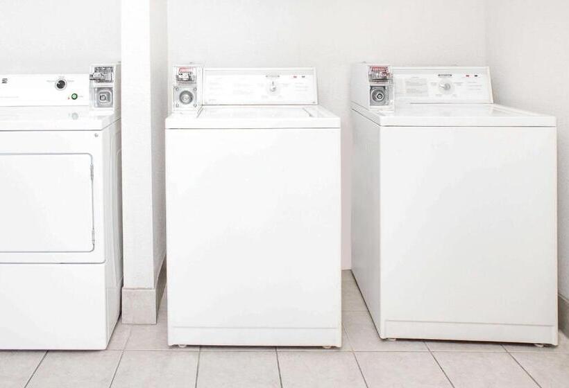 בית מלון כפרי Days Inn By Wyndham Turlock