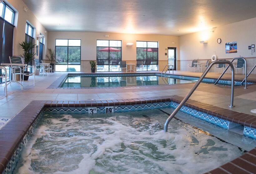 Отель Hampton Inn & Suites Woodstock, Va