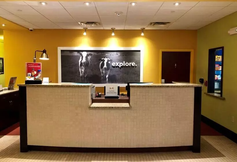 בית מלון כפרי Hampton Inn & Suites Woodstock, Va