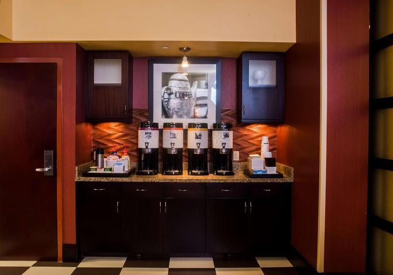 Отель Hampton Inn & Suites Woodstock, Va