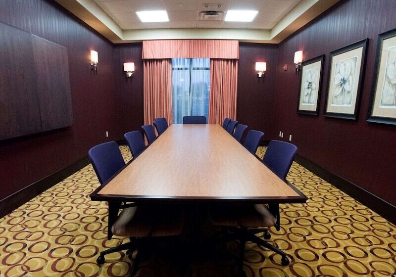 Отель Hampton Inn & Suites Woodstock, Va