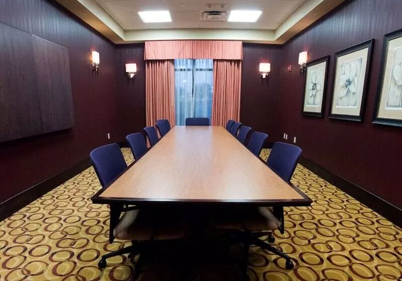 בית מלון כפרי Hampton Inn & Suites Woodstock, Va