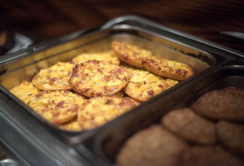 Отель Hampton Inn & Suites Woodstock, Va