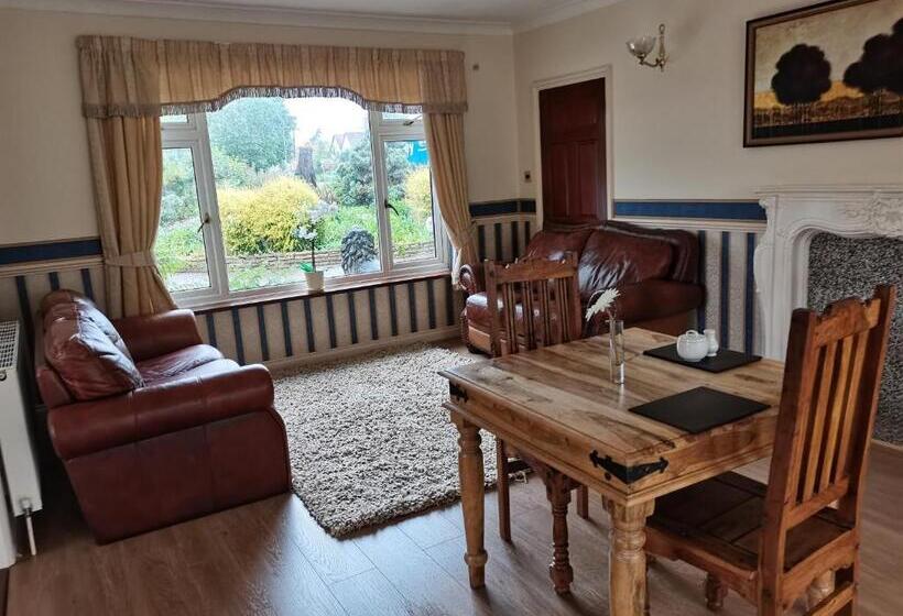 Отель Mather House Retreat